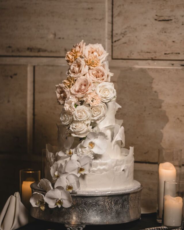 We can flower anything (this is actually factual 😆). That especially includes beautiful wedding cakes. Swipe to see how well we coordinated it with Leah’s bouquet 🤍✨

@mosescruzphoto 
@theutopiacollective 
@finleycatering 
@yourstrulymedia 
@top_knot_hair 
@schaffersounddjs 
.⁣
.⁣
.⁣
.⁣
.⁣
#hangingfloralswedding #weddinginspo #hangingflorals #receptiondetails #bridetobe #eventflorist #floral #floralarrangement #floraldesign #floralstyling #florist #floristry #floristsofinstagram #flowersofinstagram #flowerstagram #weddingbouquet #weddingdecor #weddingdress #weddingflorals #weddingflorist #weddingflowersdecor #weddingideas #weddinginspo #weddingplanner #weddings #weddingseason #weddingstyle #weddingstyling #womeninbusiness #womenwhohustle